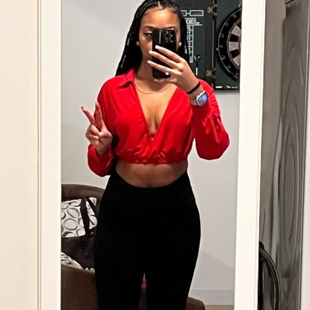 Red deep V long sleeve satin top 💋